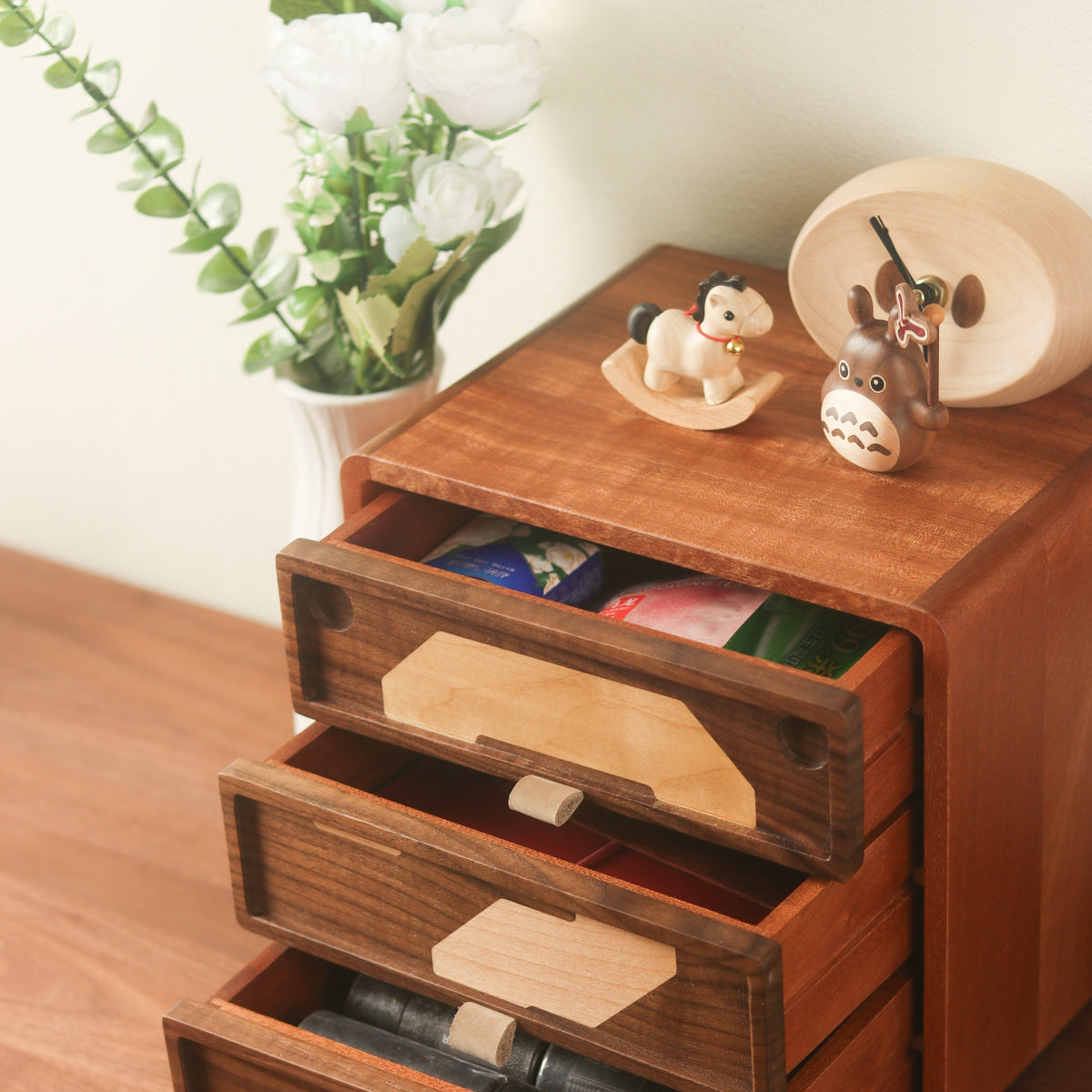 OUI oui-cabinet-question-mark home scene square photo